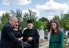 Moj otac je bacio štednu knjižicu moje bake u njen grob i nazvao je bezvrednom. Već sledećeg dana sam ušao u banku, a službenik je probleneo pre nego što je pozvao policiju. “Ta knjižica ne vredi ni prebijene pare. Neka istruli sa starom.” Moj otac je bacio malu plavu štednu knjižicu na otvoreni kovčeg bake Magi. Sletela je na njena prsa, među blato i uvele cvetove. Niko se nije pomerio. Ni moji stričevi. Ni moje rođake. Čak ni pastor koji je upravo završio poslednju molitvu na groblju Okfild.