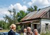 ZATRUDNELA SAM U DESETOM RAZREDU—RODITELJI SU ME IZBACILI, ALI 20 GODINA KASNIJE VRATILA SAM SE SA SVIM ŠTO SU IZGUBILI… ONDA SAM VIDELA DEVOJKU KOJA JE LIČILA TAČNO NA MENE.