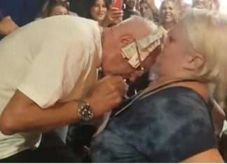 SRBI ZGROŽENI ZBOG SNIMKA SA ŠABAČKOG VAŠARA! Nabijao joj MIKROFON u grudi, a onda ZARIO GLAVU u dubine!