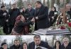Romkinja je pala na koljena pred bogatašem kod groba: „Platit ću ti životom — samo otvori lijes.“ Ožalošćeni su vrtjeli prstom po glavi. Ali kada su ipak podigli poklopac, ljudima su se odsjekle noge… 😲😲😲