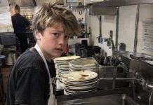 Rekao mi je da pere masne lonce kako bi si kupio bicikl — ali kad me nazvao njegov voditelj i otkrio kamo odlazi svaka zarađena kuna, shvatila sam da moj trinaestogodišnji sin već mjesecima nosi tajnu pretešku za dijete
