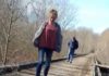 Dve devojčice šetale šumom, spazile čudnog čoveka koji ih prati, uzele da snimaju, a od tada im se gubi trag: Posle 5 godina, penzionerka dolazi do šok saznanja Dve devojčice šetale šumom, spazile čudnog čoveka koji ih prati, uzele da snimaju, a od tada im se gubi trag: Posle 5 godina, penzionerka dolazi do šok saznanja - featured image