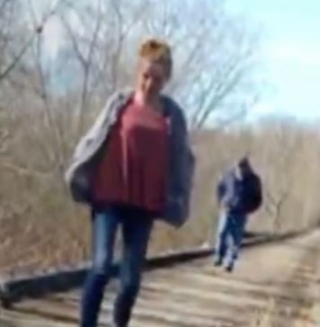 Dve devojčice šetale šumom, spazile čudnog čoveka koji ih prati, uzele da snimaju, a od tada im se gubi trag: Posle 5 godina, penzionerka dolazi do šok saznanja Dve devojčice šetale šumom, spazile čudnog čoveka koji ih prati, uzele da snimaju, a od tada im se gubi trag: Posle 5 godina, penzionerka dolazi do šok saznanja - featured image