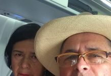 Nakon 52 godine braka, moj muž me je poveo avionom, ne rekavši mi kuda idemo. Na polovini leta, čvrsto mi je stegao ruku i šapnuo: „Posle današnjeg dana, svoju decu više nikada nećeš videti.“ Zurila sam u čoveka s kojim sam provela čitav život, prestravljena onim što je time želeo da kaže… Nakon 52 godine braka, moj muž me je poveo avionom, ne rekavši mi kuda idemo. Na polovini leta, čvrsto mi je stegao ruku i šapnuo: „Posle današnjeg dana, svoju decu više nikada nećeš videti.“ Zurila sam u čoveka s kojim sam provela čitav život, prestravljena onim što je time želeo da kaže… - featured image