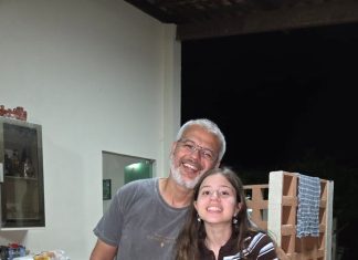 😨💔 Tjednima se moj suprug čudno ponašao u blizini moje 13-godišnje kćeri. Stalno ju je grlio, ljubio u čelo, dolazio po nju u školu i neprestano ulazio u njezinu sobu zatvarajući vrata za sobom. Govorila sam sebi da je samo brižan očuh… sve dok jednog jutra nisam slučajno pogledala ispod njezina kreveta i ugledala malu zaključanu kutiju koju nikada prije nisam vidjela. Pored nje je bila vrećica iz ljekarne koju je Mark nekoliko dana ranije donio u kuću.. Tada me moja kći pogledala i šapnula: „Mama, molim te, nemoj ništa reći Marku.“ Noge su mi se gotovo odsjekle. 😱
