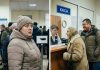 Stajala sam u redu u banci kada sam čula iza sebe glas svekrve: „Zašto ovoj glupi ženi treba novac? Uzmi sve s njenog računa, sine, i hajdemo!“ Moj muž je već pružao kasirki moju karticu i falsifikovanu punomoć. Ali iznenada je kasirka podigla oči, nasmiješila se i izgovorila rečenicu zbog koje su oboje kamenili na mjestu… 😲😲😲 Stajala sam u redu u banci kada sam čula iza sebe glas svekrve: „Zašto ovoj glupi ženi treba novac? Uzmi sve s njenog računa, sine, i hajdemo!“ Moj muž je već pružao kasirki moju karticu i falsifikovanu punomoć. Ali iznenada je kasirka podigla oči, nasmiješila se i izgovorila rečenicu zbog koje su oboje kamenili na mjestu… 😲😲😲 - featured image