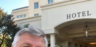 Četrdeset godina nakon našeg medenog mjeseca vratili smo se u isti hotel – a onda je recepcioner pogledao mog supruga i prošaptao: „Dobro došli natrag.”