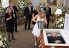 Supruga je tijekom sprovoda neočekivano zgrabila kantu ledene vode i prosula je direktno preminulom na lice. Svi su odlučili da je žena poludjela od tuge, i pokušali su je zaustaviti, ali nekoliko sekundi kasnije dogodilo se nešto što je sve prisutne ostavilo smrznute od užasa 😱😨 Supruga je tijekom sprovoda neočekivano zgrabila kantu ledene vode i prosula je direktno preminulom na lice. Svi su odlučili da je žena poludjela od tuge, i pokušali su je zaustaviti, ali nekoliko sekundi kasnije dogodilo se nešto što je sve prisutne ostavilo smrznute od užasa 😱😨 - featured image