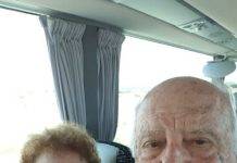 Nakon 61 godine braka, suprug i ja prvi smo put zajedno krenuli na putovanje. Tijekom vožnje autobus se zaustavio, a moj suprug rekao je da ide na WC. Ali nikada se nije vratio. Kad mi je vozač prišao i pokazao snimku na svom telefonu, vidjela sam što je moj suprug učinio. Noge su mi klecnule od užasa i izgubila sam svijest… Nakon 61 godine braka, suprug i ja prvi smo put zajedno krenuli na putovanje. Tijekom vožnje autobus se zaustavio, a moj suprug rekao je da ide na WC. Ali nikada se nije vratio. Kad mi je vozač prišao i pokazao snimku na svom telefonu, vidjela sam što je moj suprug učinio. Noge su mi klecnule od užasa i izgubila sam svijest… - featured image
