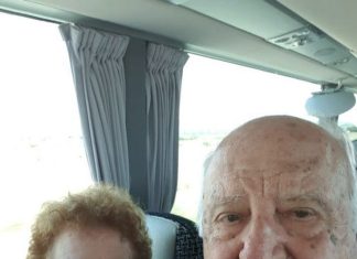 Nakon 61 godine braka, suprug i ja prvi smo put zajedno krenuli na putovanje. Tijekom vožnje autobus se zaustavio, a moj suprug rekao je da ide na WC. Ali nikada se nije vratio. Kad mi je vozač prišao i pokazao snimku na svom telefonu, vidjela sam što je moj suprug učinio. Noge su mi klecnule od užasa i izgubila sam svijest… Nakon 61 godine braka, suprug i ja prvi smo put zajedno krenuli na putovanje. Tijekom vožnje autobus se zaustavio, a moj suprug rekao je da ide na WC. Ali nikada se nije vratio. Kad mi je vozač prišao i pokazao snimku na svom telefonu, vidjela sam što je moj suprug učinio. Noge su mi klecnule od užasa i izgubila sam svijest… - featured image