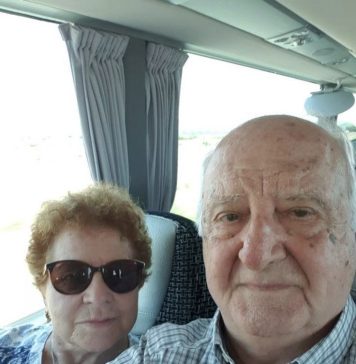 Nakon 61 godine braka, suprug i ja prvi smo put zajedno krenuli na putovanje. Tijekom vožnje autobus se zaustavio, a moj suprug rekao je da ide na WC. Ali nikada se nije vratio. Kad mi je vozač prišao i pokazao snimku na svom telefonu, vidjela sam što je moj suprug učinio. Noge su mi klecnule od užasa i izgubila sam svijest… Nakon 61 godine braka, suprug i ja prvi smo put zajedno krenuli na putovanje. Tijekom vožnje autobus se zaustavio, a moj suprug rekao je da ide na WC. Ali nikada se nije vratio. Kad mi je vozač prišao i pokazao snimku na svom telefonu, vidjela sam što je moj suprug učinio. Noge su mi klecnule od užasa i izgubila sam svijest… - featured image
