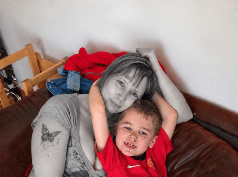 Majka se utopila i donijeli su je kući kako bi je pokopali, ali baš kad su se spremali zatvoriti lijes, njezin petogodišnji sin iznenada je povikao… 😨😨 - featured image Majka se utopila i donijeli su je kući kako bi je pokopali, ali baš kad su se spremali zatvoriti lijes, njezin petogodišnji sin iznenada je povikao… 😨😨 - featured image