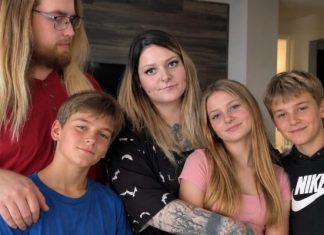 Moja supruga umrla je zbog ovisnosti o drogama, a ja sam 14 godina sam odgajao naše troje djece, skrivajući od njih koliko su naši financijski problemi zapravo bili ozbiljni… Sve do jedne večeri kada sam ih zatekao kako potajno broje novac. A ono što sam zatim čuo doslovno mi je slomilo srce!!!! Moja supruga umrla je zbog ovisnosti o drogama, a ja sam 14 godina sam odgajao naše troje djece, skrivajući od njih koliko su naši financijski problemi zapravo bili ozbiljni… Sve do jedne večeri kada sam ih zatekao kako potajno broje novac. A ono što sam zatim čuo doslovno mi je slomilo srce!!!! - featured image
