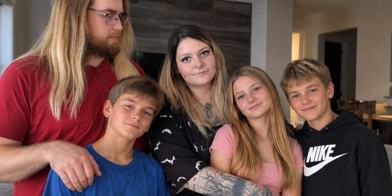 Moja supruga umrla je zbog ovisnosti o drogama, a ja sam 14 godina sam odgajao naše troje djece, skrivajući od njih koliko su naši financijski problemi zapravo bili ozbiljni… Sve do jedne večeri kada sam ih zatekao kako potajno broje novac. A ono što sam zatim čuo doslovno mi je slomilo srce!!!! - featured image Moja supruga umrla je zbog ovisnosti o drogama, a ja sam 14 godina sam odgajao naše troje djece, skrivajući od njih koliko su naši financijski problemi zapravo bili ozbiljni… Sve do jedne večeri kada sam ih zatekao kako potajno broje novac. A ono što sam zatim čuo doslovno mi je slomilo srce!!!! - featured image